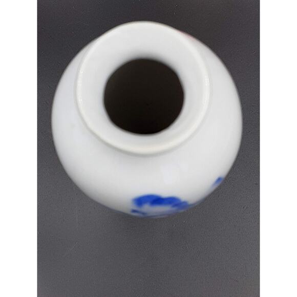 Vntg Chinese Landscape Painted Blue and White Small Vase 4" tall - Picture 5 of 6